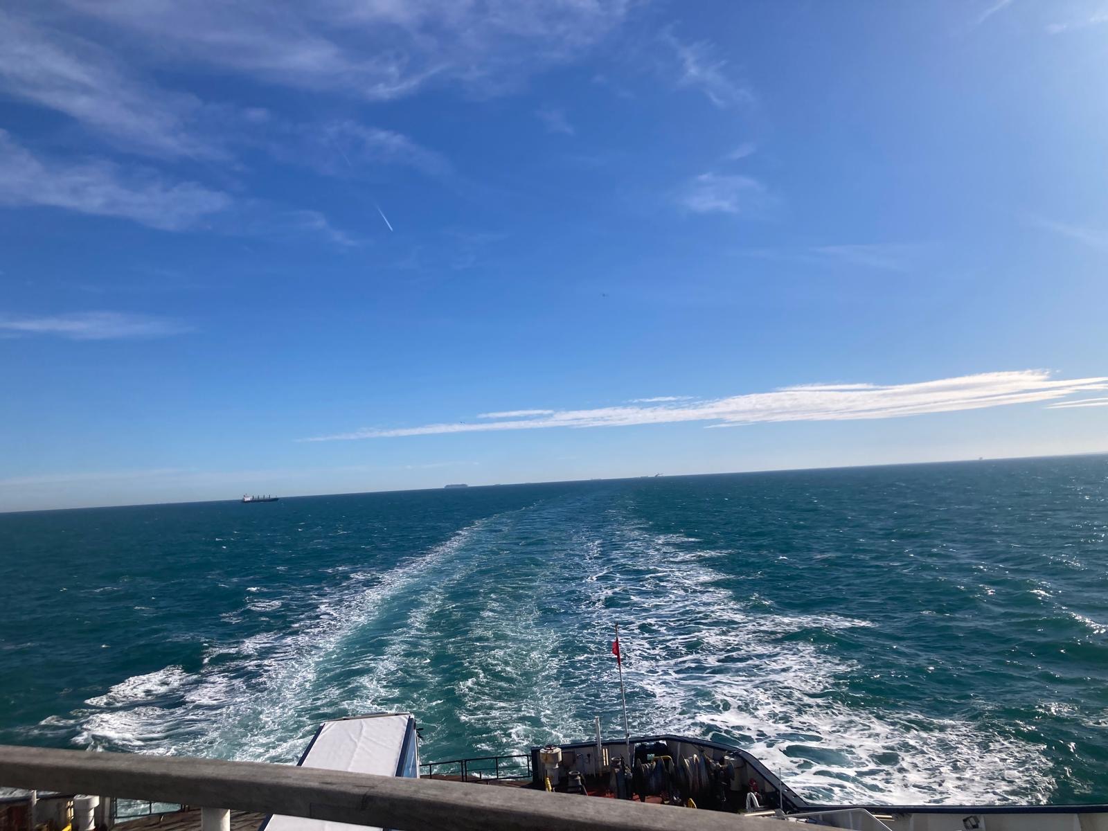 Ärmelkanal – Heckwellen der Fähre, Frachtschiff am Horizont