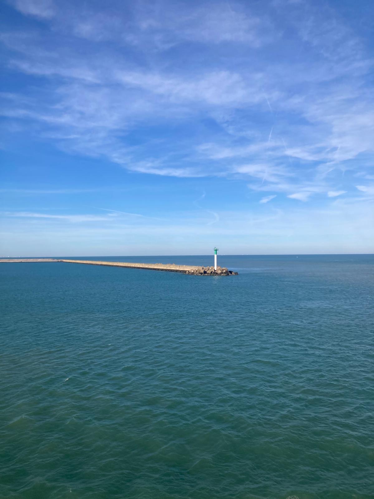 Ärmelkanal – Mole mit grünem Leuchtturm, türkisblaues Wasser