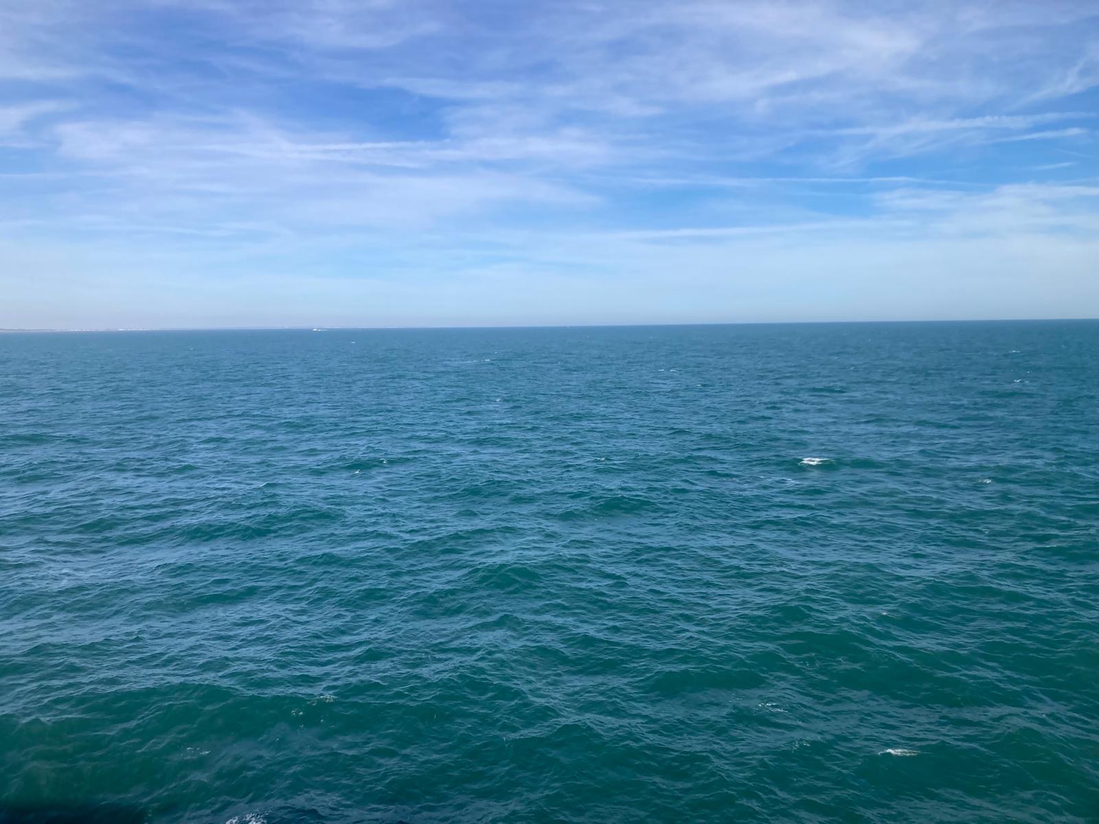 Ärmelkanal – offenes Meer mit englischer Küste am Horizont