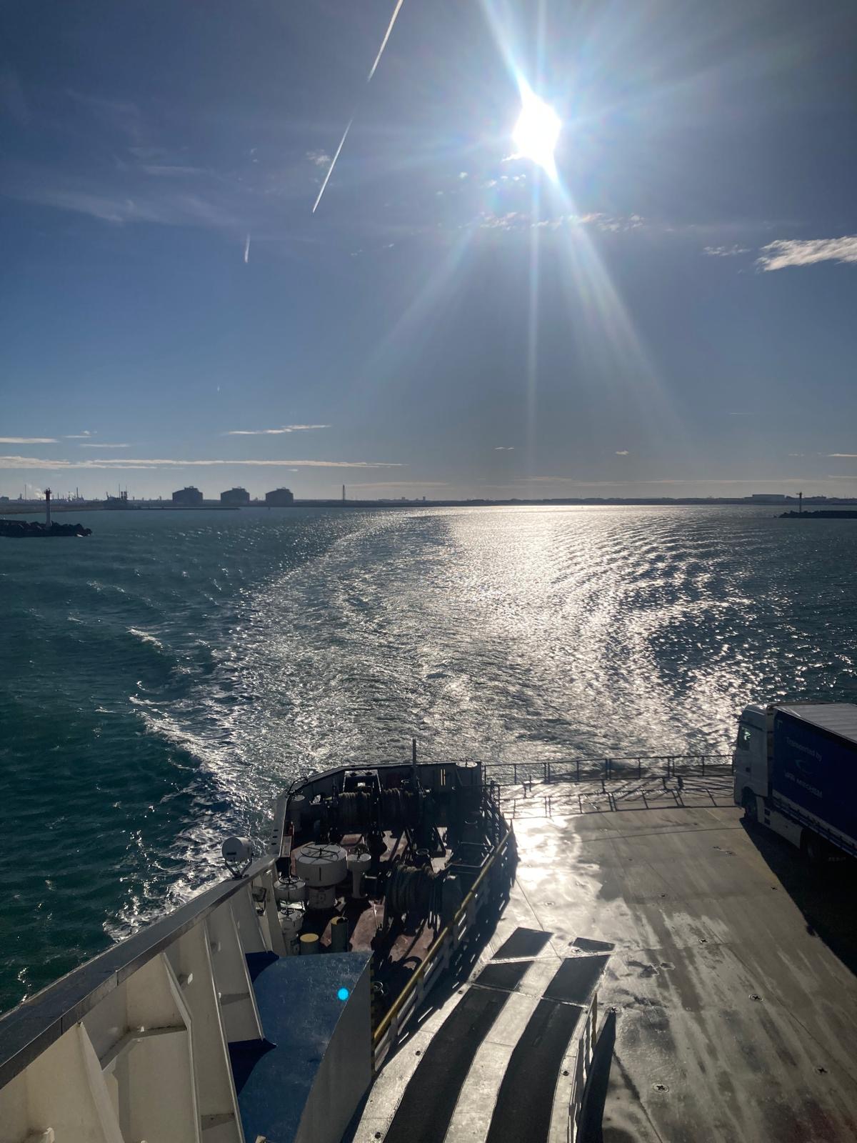 Fähre verlässt Calais – Gegenlicht, Calais Silhouette