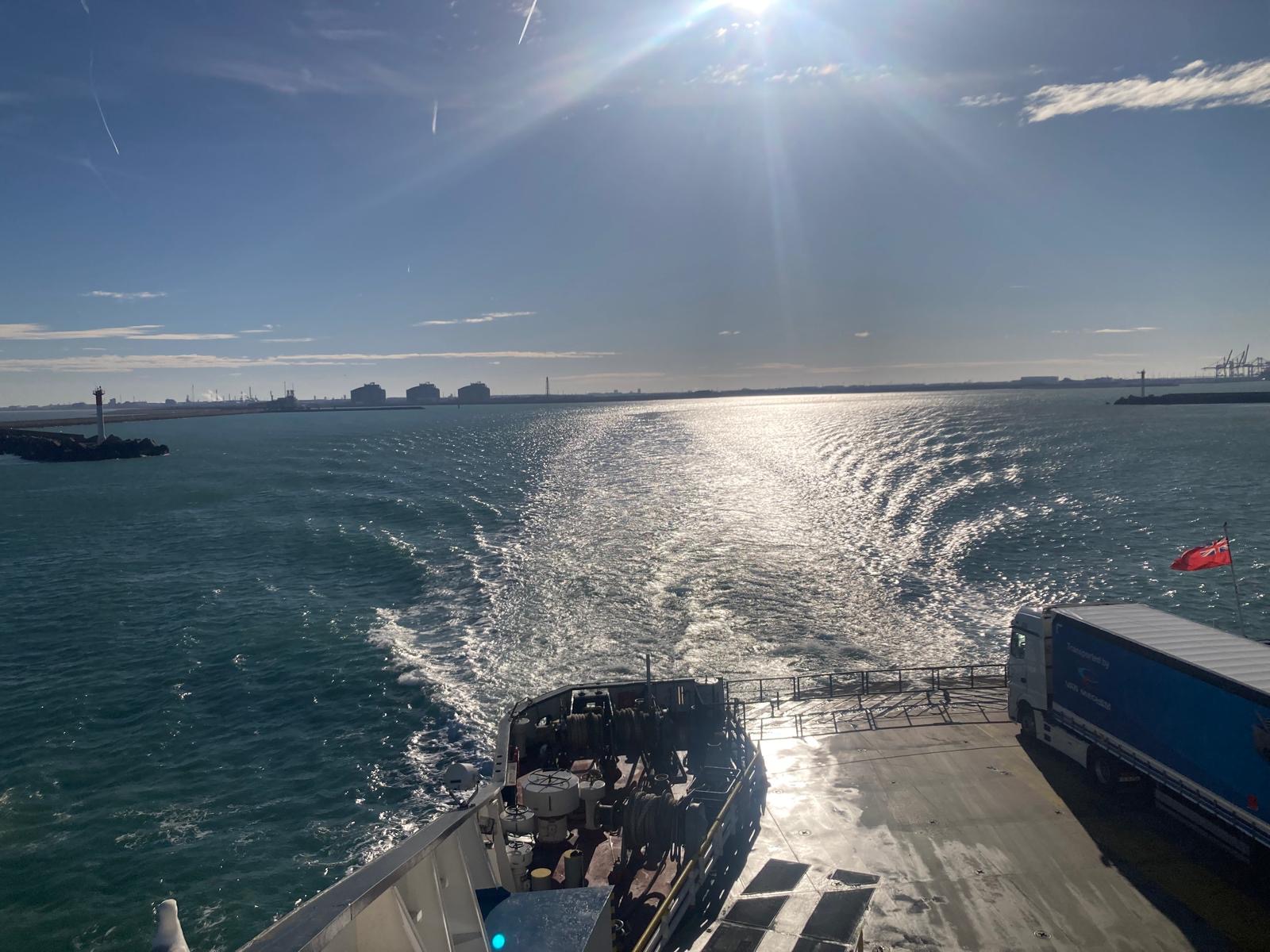 Fähre verlässt Calais – Heckwellen im Sonnenlicht, britische Flagge