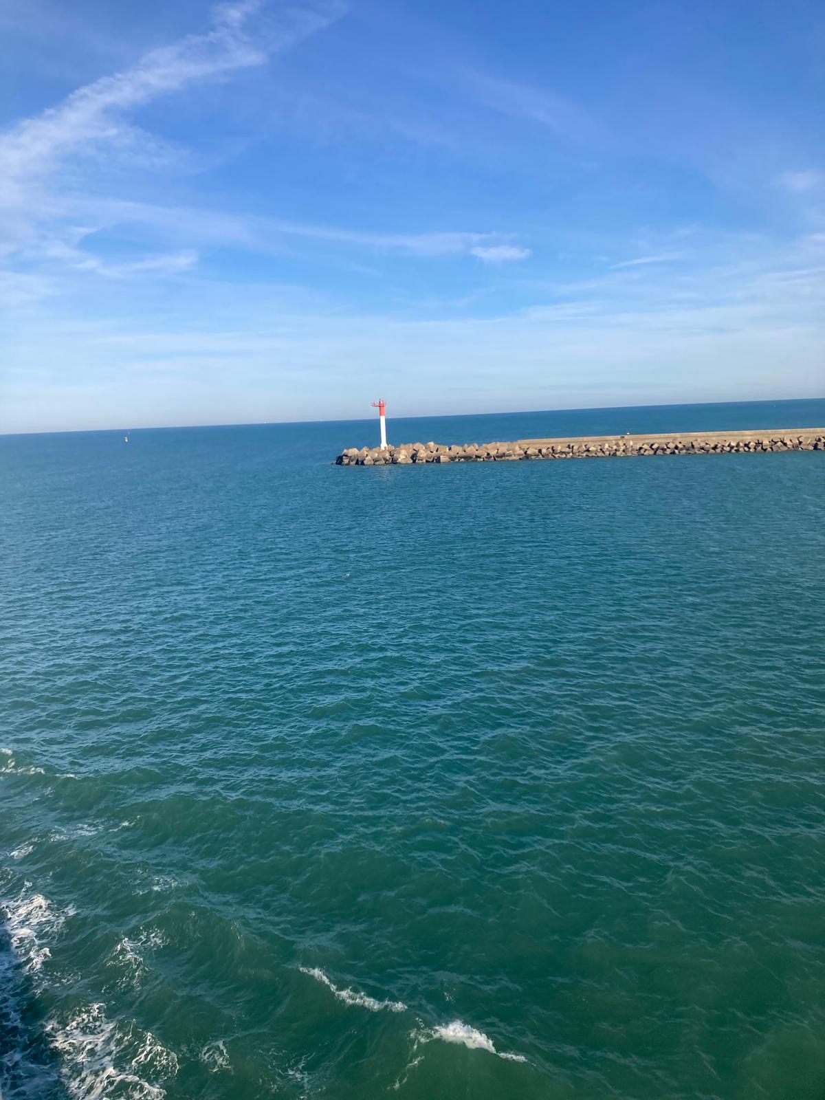 Calais Hafenausfahrt – Mole mit rotem Leuchtturm, türkises Wasser
