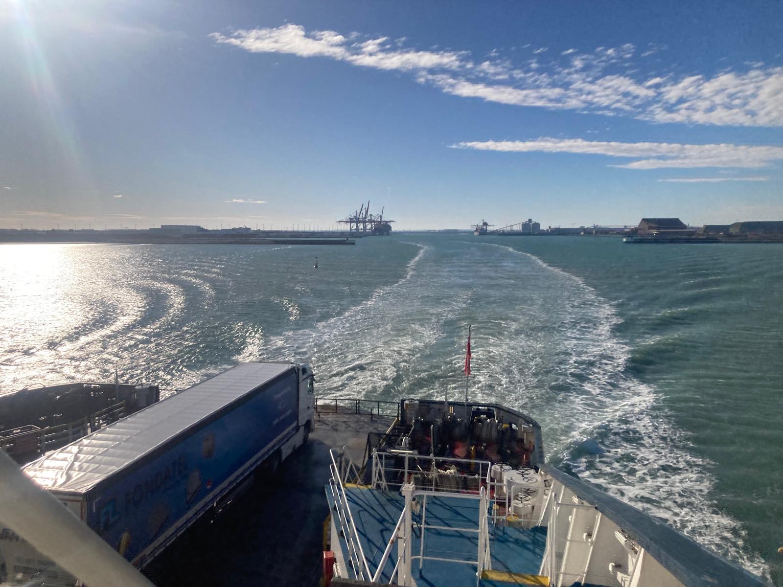 Dover Hafen Abfahrt – Containerkräne und Heckwellen im Sonnenlicht