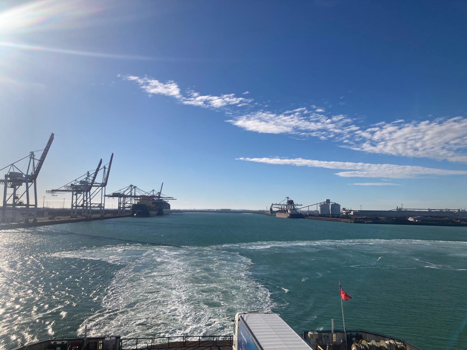Dover Hafen – Containerhafen mit Kränen, Heckwellen der Fähre
