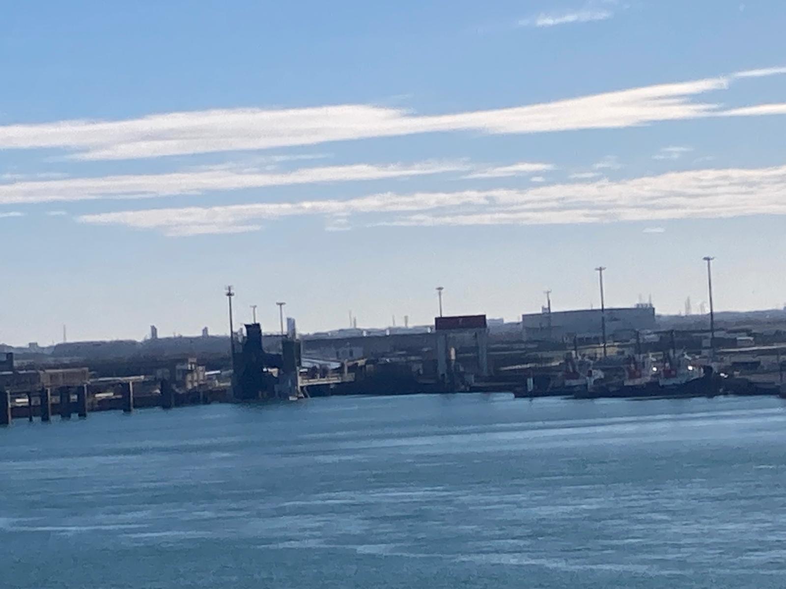 Dover Hafen – Kaikante mit Lagerhallen, Blick von der Fähre