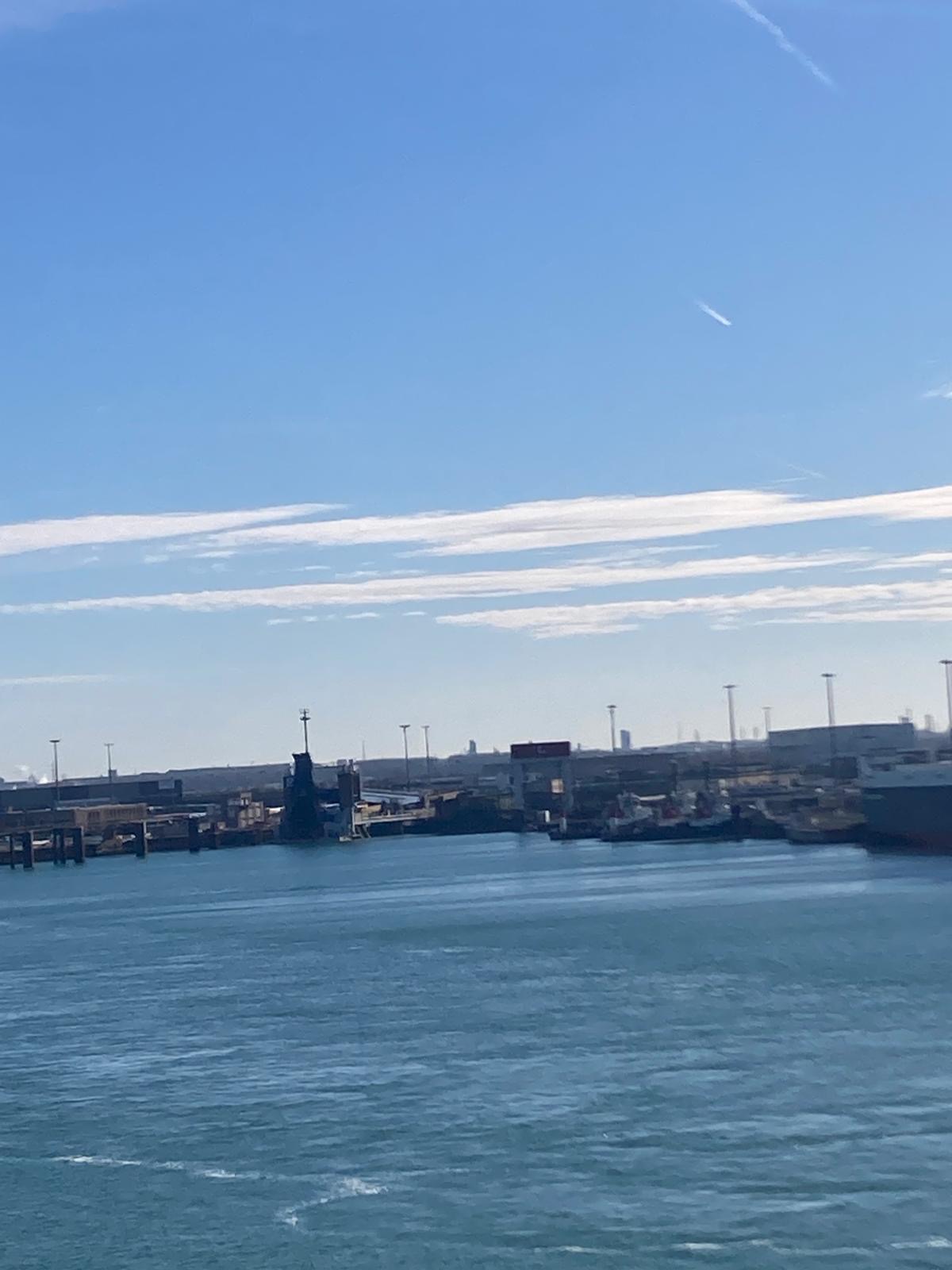Dover Hafen – Blick vom Meer auf den Fährhafen