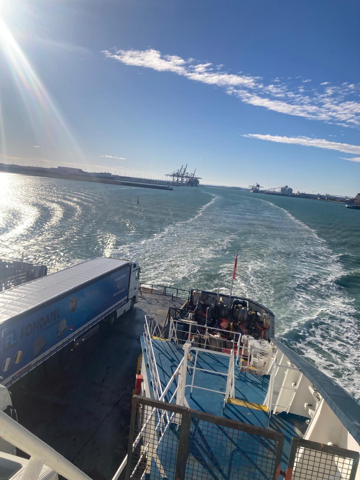 Fähre verlässt Calais – Blick vom Oberdeck auf das Autodeck mit LKW