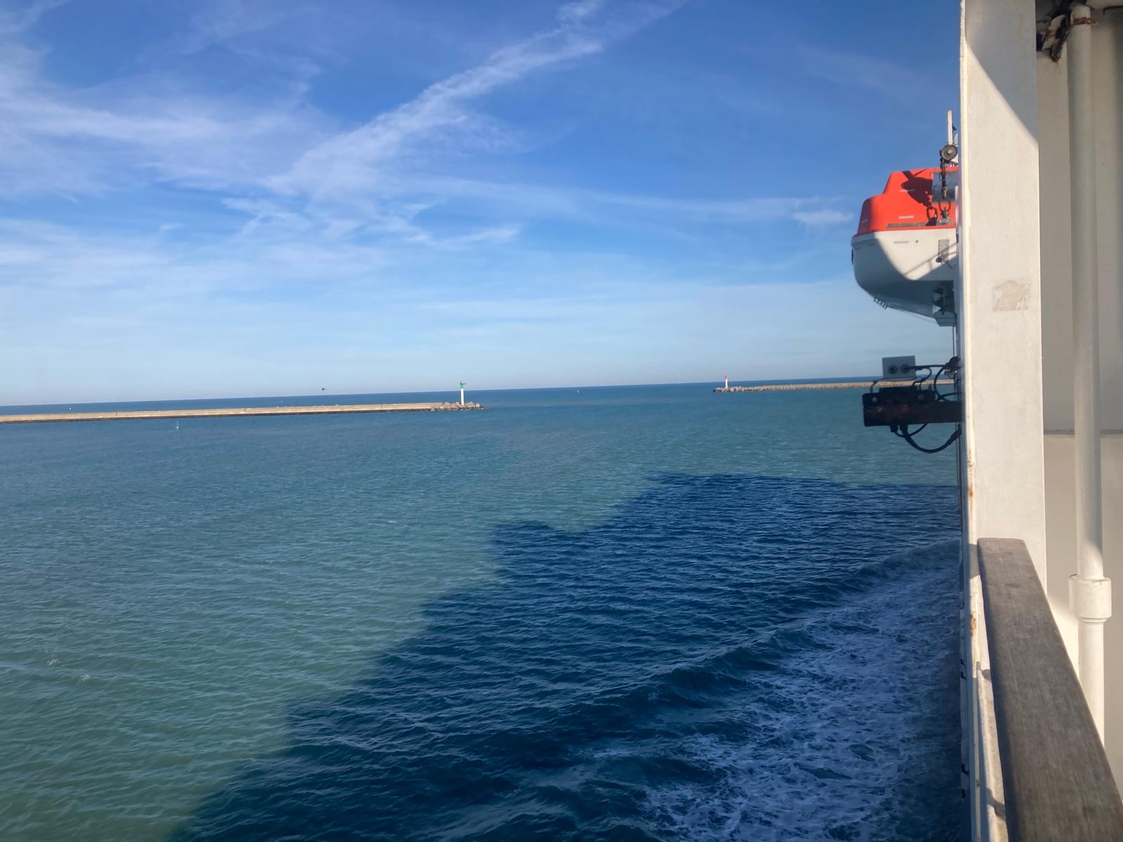 Fährendeck beim Ablegen aus Calais – Blick auf Rettungsboot und Mole