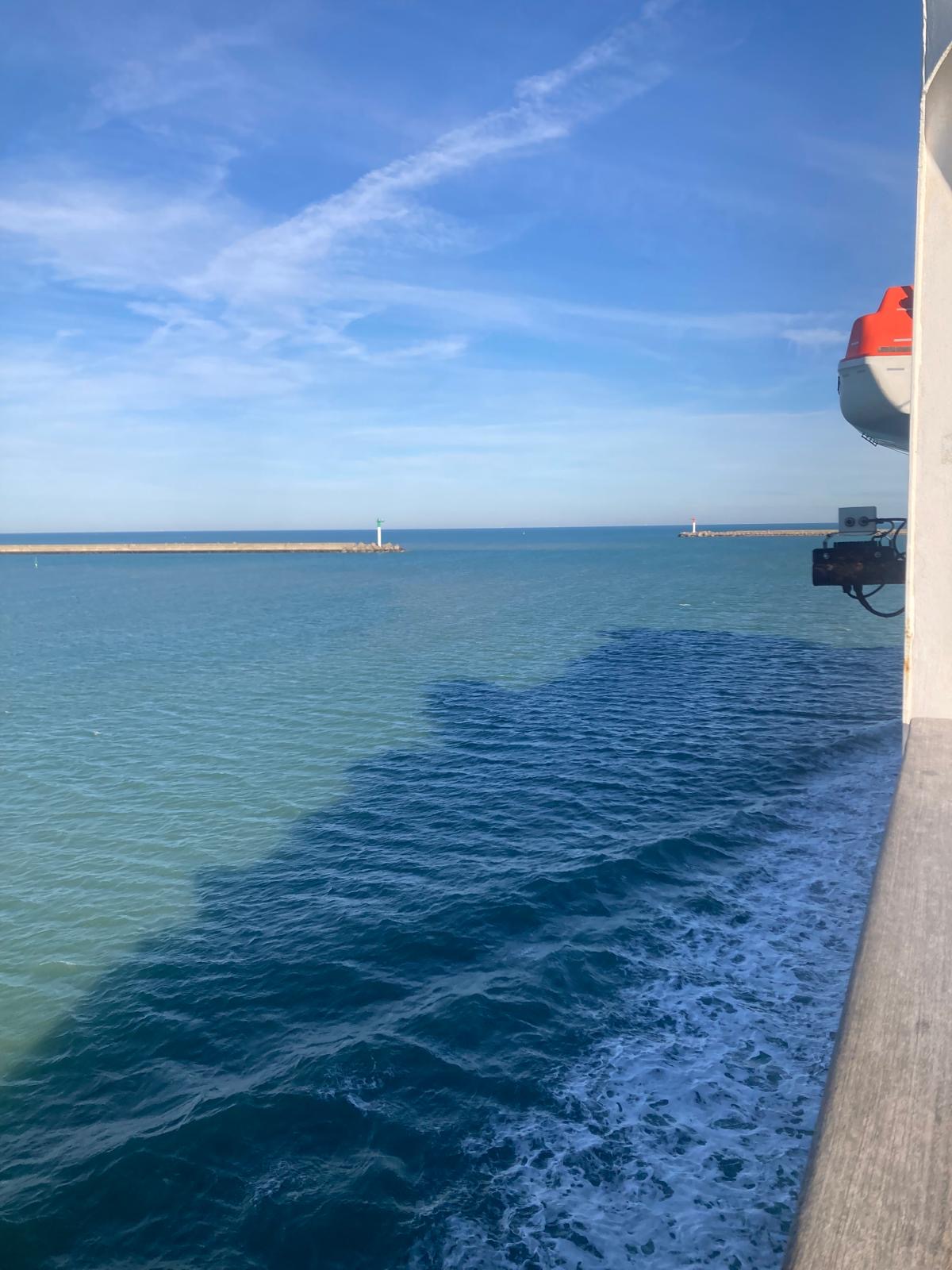 Fährendeck mit Rettungsboot – Blick zurück auf Calais